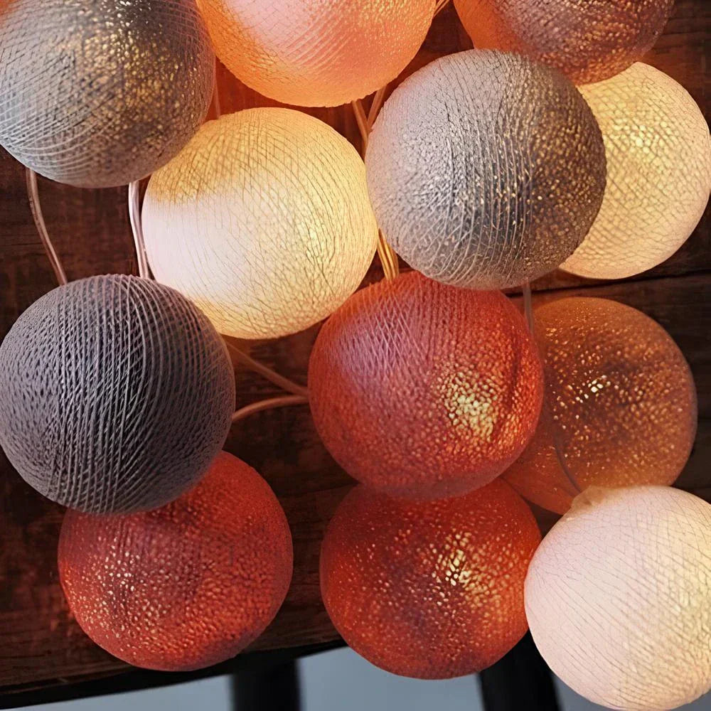 Lichterkette mit bunten Baumwollkugeln, warmweißes Licht, Dekoration für Innenräume.