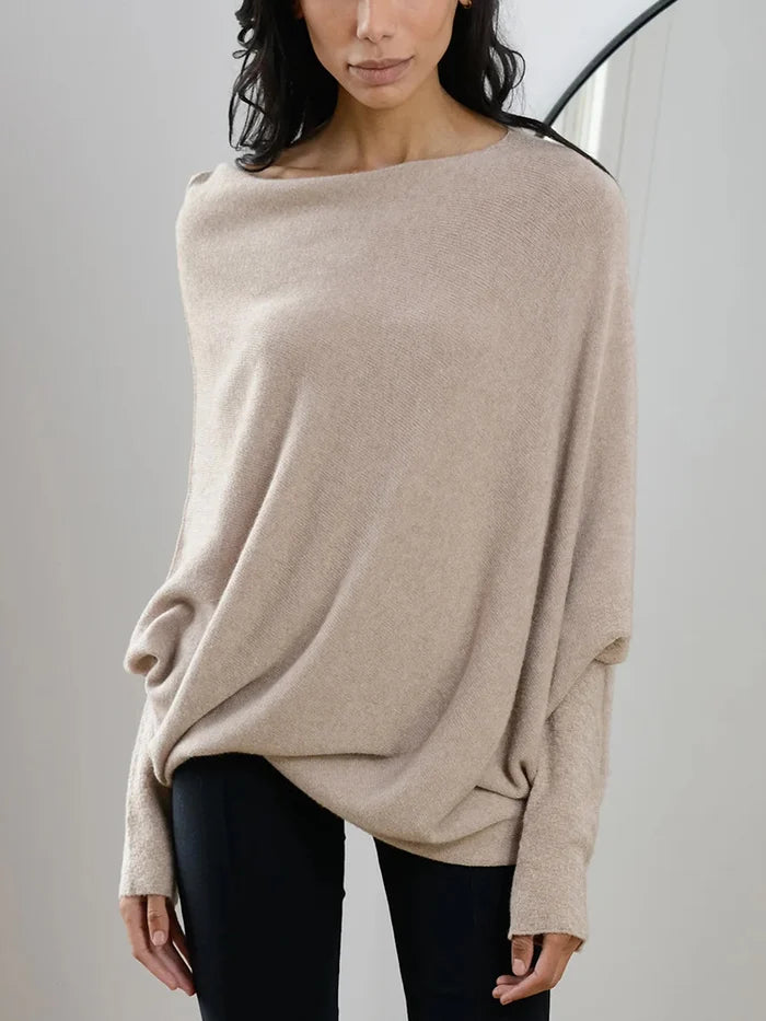 Frau trägt beige Oversize-Pullover aus Kaschmir, elegantes Design, Herbstmode, Damenbekleidung.