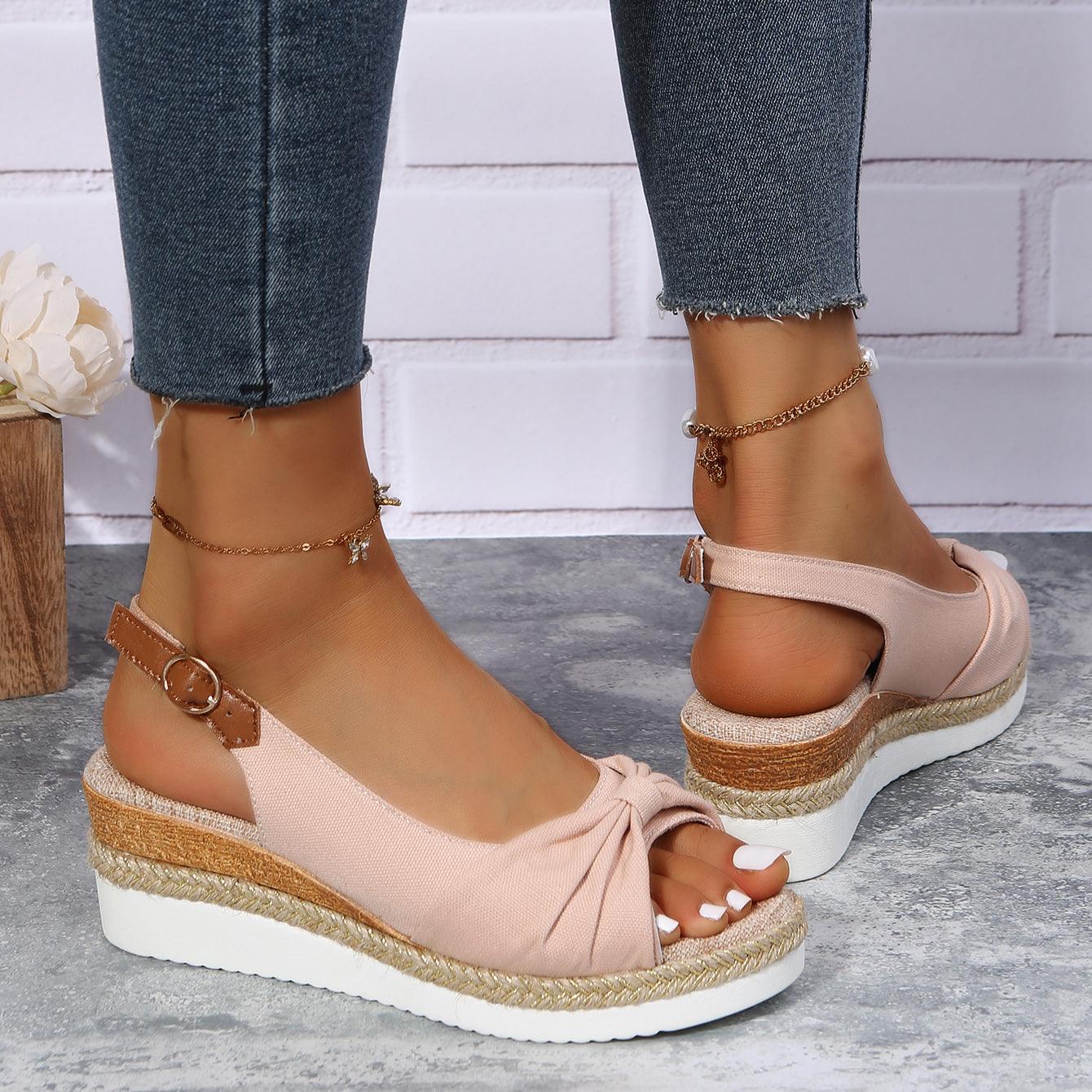 Damen Sandalen Rosa Keilabsatz, bequem, Sommermode, Casual, verstellbarer Riemen, Jeanshintergrund.