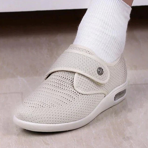 Beiger orthopädischer Schuh mit Klettverschluss, atmungsaktiv, bequem, für Damen.