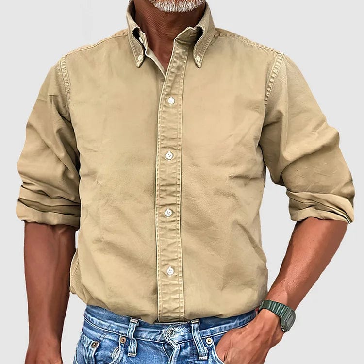 Beige Herrenhemd aus Baumwolle, langärmelig, geknöpft, lässig, kombiniert mit blauer Jeans.
