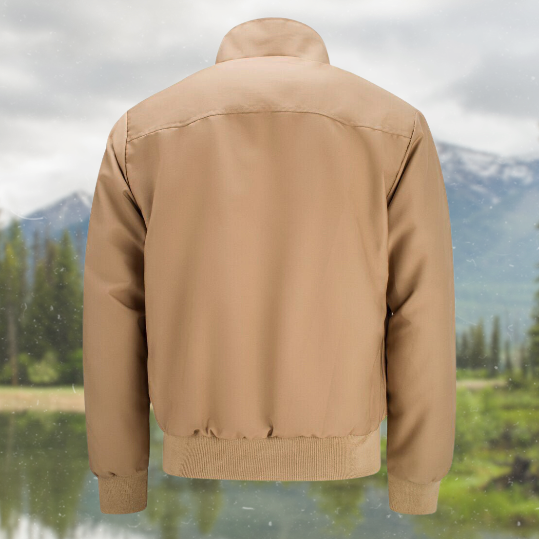 Beige Herrenjacke aus Baumwolle, Rückansicht, vor Berglandschaft, modisch und wetterfest.