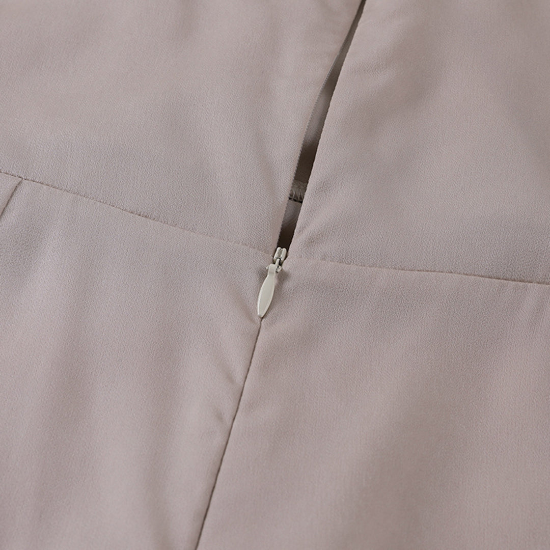 Beiger Reißverschluss auf Stoff, Nahaufnahme, Mode, Textil, Detailansicht, Bekleidung, Design.