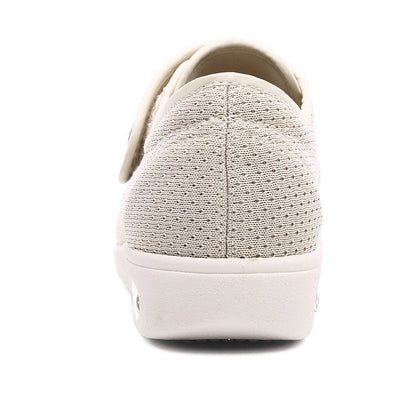 Beiger Sneaker aus Textil, Rückansicht, atmungsaktiv, rutschfeste Sohle, modisch, bequem.