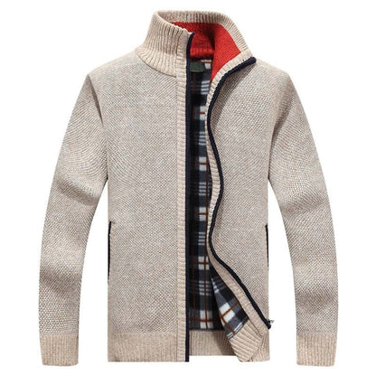 Beige Herren-Strickjacke mit Reißverschluss, kariertem Innenfutter, warm, modisch, Wintermode.