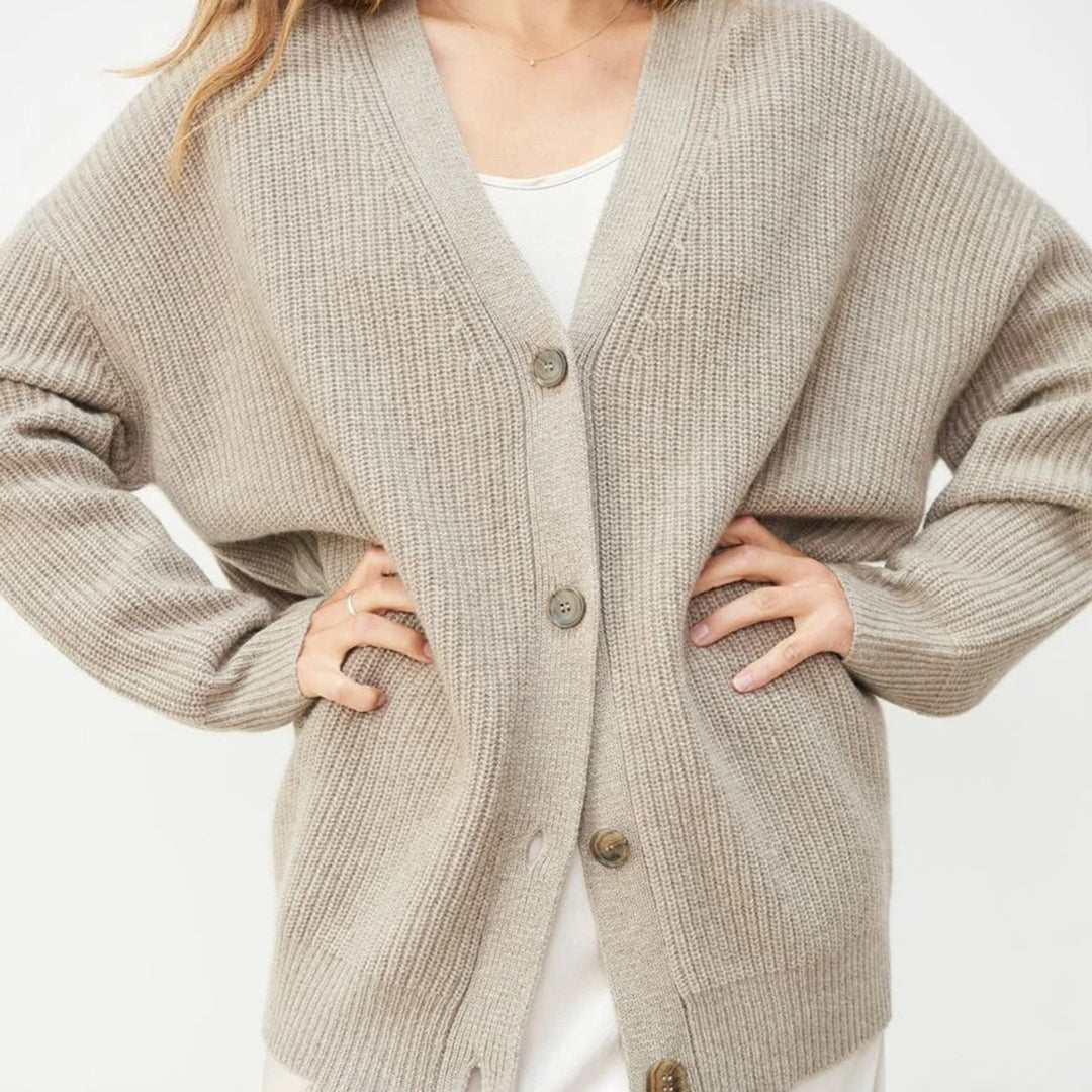 Frau trägt beige Strickjacke aus Wolle, lässiger Stil, Knöpfe, Herbstmode.