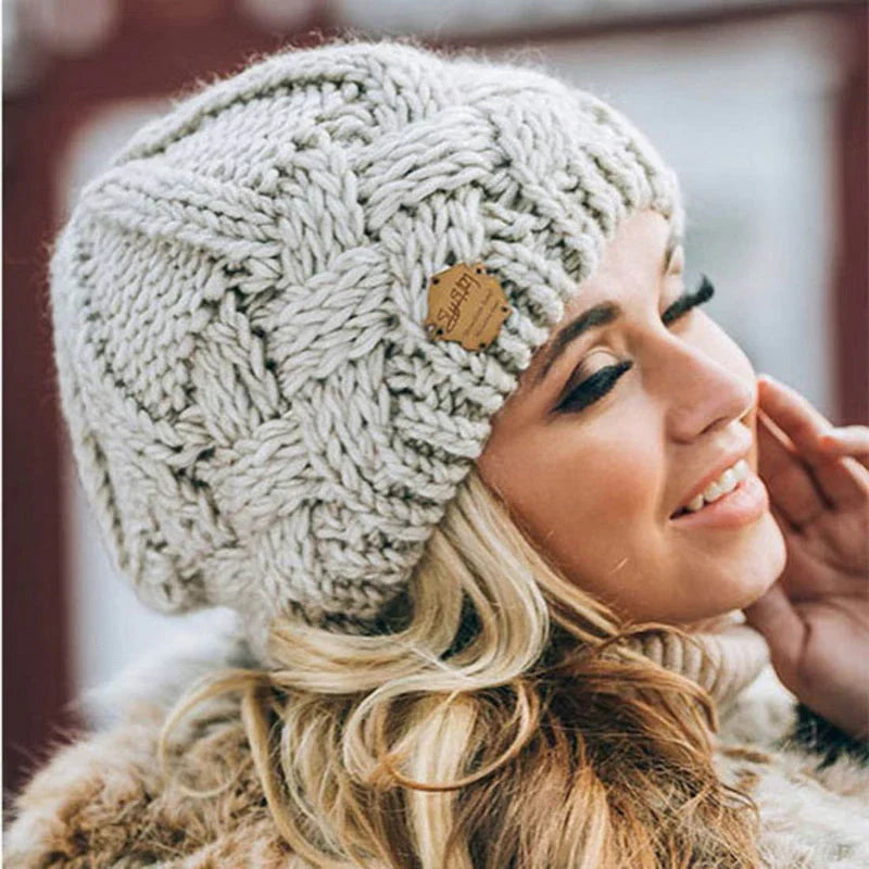 Beige Strickmütze Damen, Wintermode, warm, handgefertigt, stilvoll, gemütlich, Accessoire.