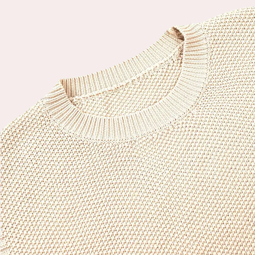 Beiger Strickpullover aus Baumwolle, Rundhalsausschnitt, Nahaufnahme, modisch, bequem.