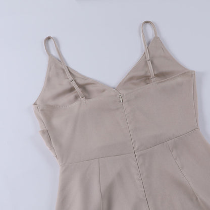 Beiges Damenkleid mit Spaghettiträgern, V-Ausschnitt, elegantes Design, Sommermode.