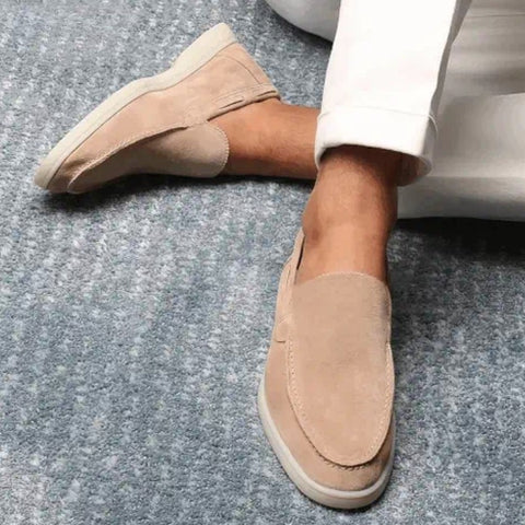Beige Wildleder-Loafer für Herren, elegant, bequem, auf grauem Teppich, ideal für Freizeitmode.