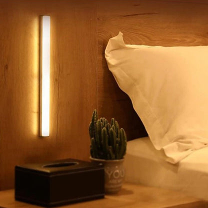 LED-Bewegungssensorleuchte, warmweiß, vertikal, Holzoberfläche, Schlafzimmerbeleuchtung.