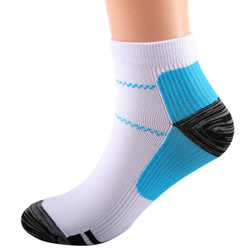 Weiße Socke in Seitenansicht mit blauen Zierlinien, großer blauer Fersenzone und dunkel verstärkter Ferse und Spitze.