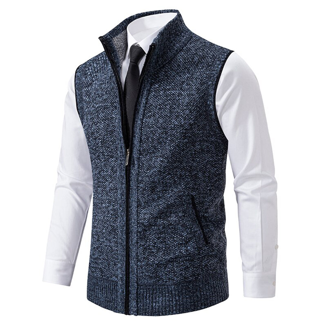 Blau-graue Herrenweste, Reißverschluss, elegantes Design, über weißem Hemd, modisch.