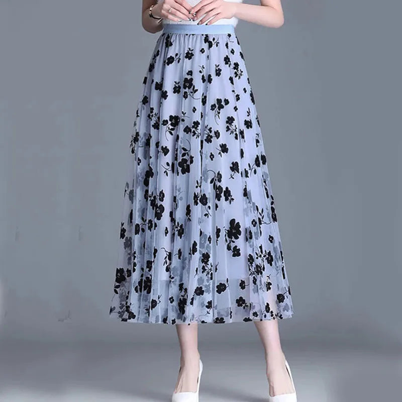 Damen-Mesh-Rock, blau mit schwarzen Blumen, eleganter Midi-Stil, modisch und vielseitig.