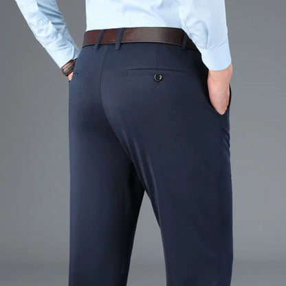 Mann in blauer Anzughose, Rückansicht, brauner Gürtel, Business-Look, eleganter Stil.