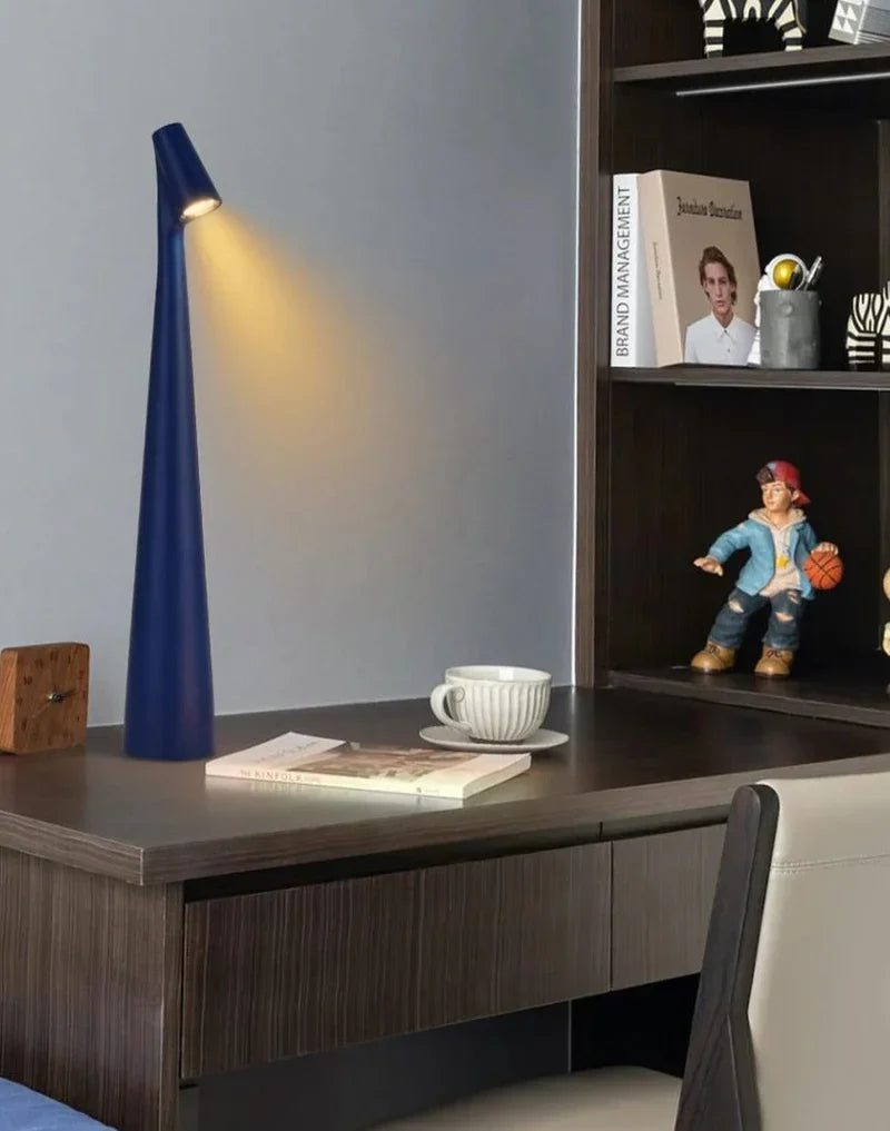 Blaue LED-Tischlampe auf modernem Schreibtisch, Beleuchtung, Inneneinrichtung, minimalistisches Design.
