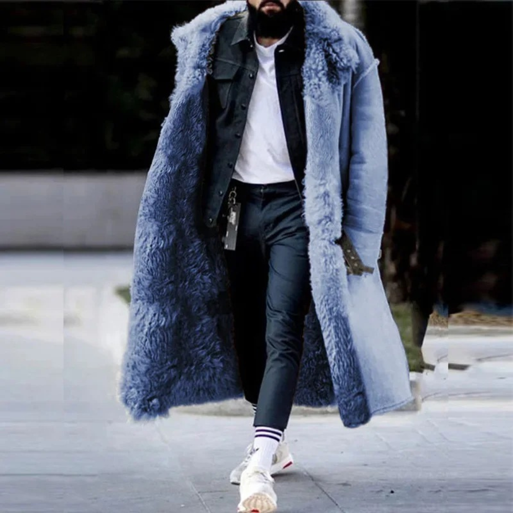 Mann in blauem Lammfellmantel, modisch, Wintermode, Herrenbekleidung, urbaner Stil