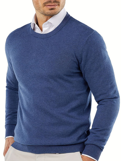 Mann in blauem Pullover und weißem Hemd, eleganter Herrenmode-Look, Freizeitkleidung.