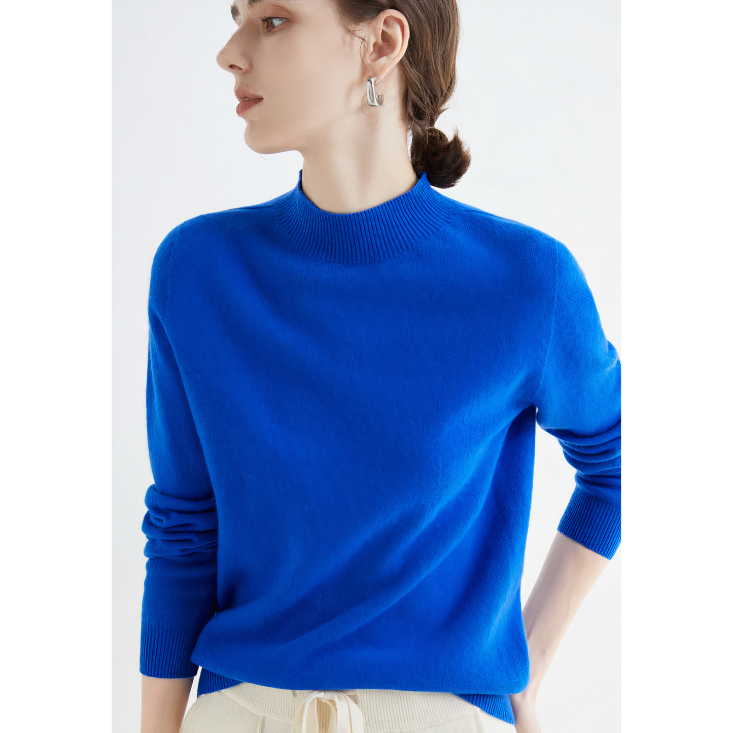 Frau in blauem Kaschmirpullover, elegantes Design, Herbstmode, Damenbekleidung, seitliches Profil.