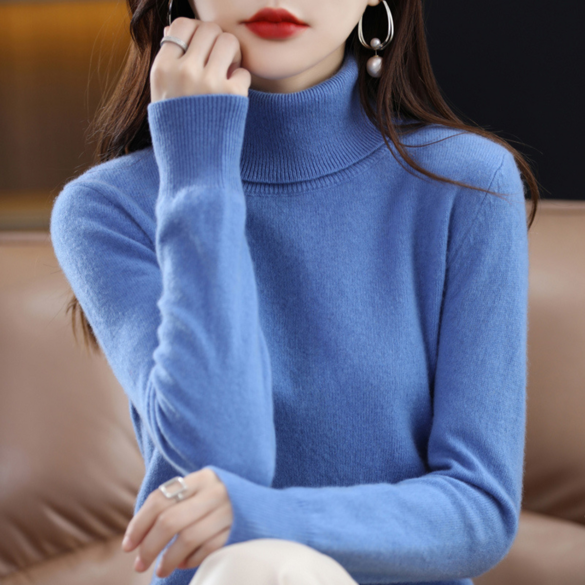 Blauer Rollkragenpullover am Model, mit geripptem Kragen und Ärmelbündchen.