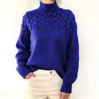 Blaue Strickpullover Damen, Zopfmuster, Rollkragen, Wintermode, warme Kleidung, elegant.