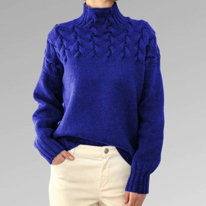 Blaue Strickpullover Damen, Zopfmuster, Rollkragen, Wintermode, warme Kleidung.