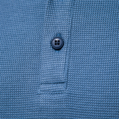 Blaues Polohemd aus Baumwolle mit Knopfleiste, strukturierter Stoff, Herrenmode.