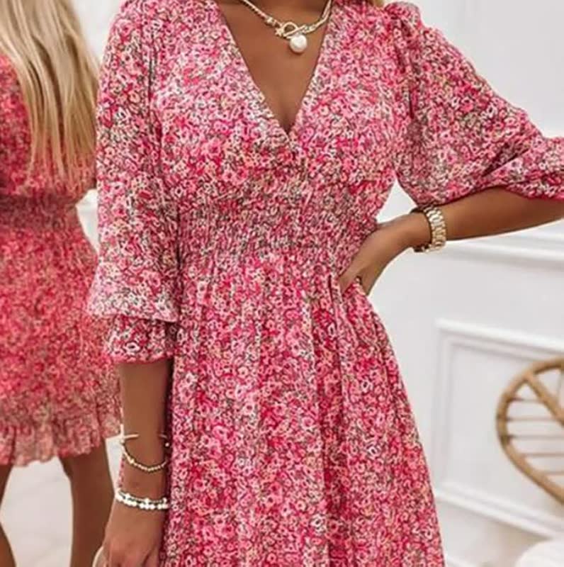 Frau in rotem geblümtem Kleid mit V-Ausschnitt, langen Ärmeln, eleganter Sommermode.