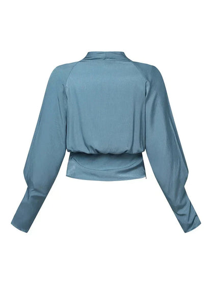 Elegante Damenbluse, blau, V-Ausschnitt, lange Puffärmel, tailliert, modisch 2023.