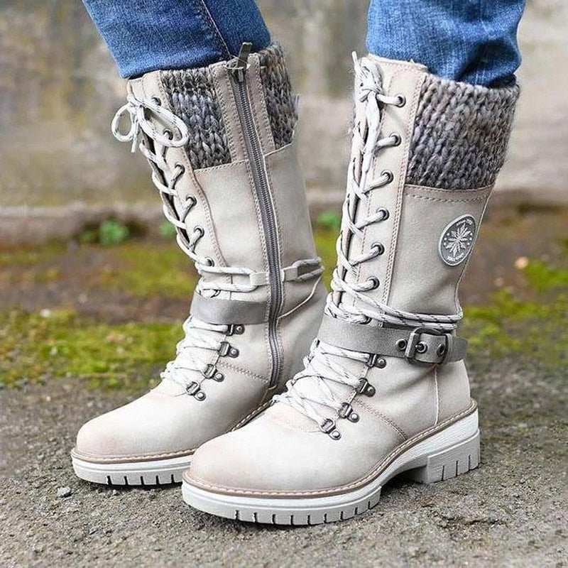 Damenstiefel beige, rutschfeste Sohle, Schnürung, Reißverschluss, Strickdetails, Wintermode.