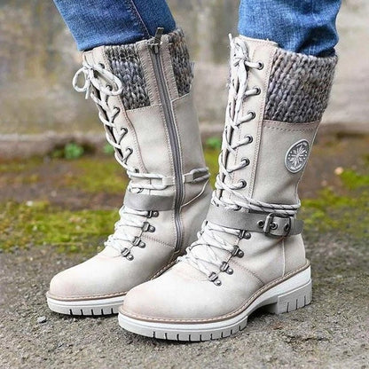 Damenstiefel beige, rutschfeste Sohle, Schnürung, Reißverschluss, Strickdetails, Wintermode.