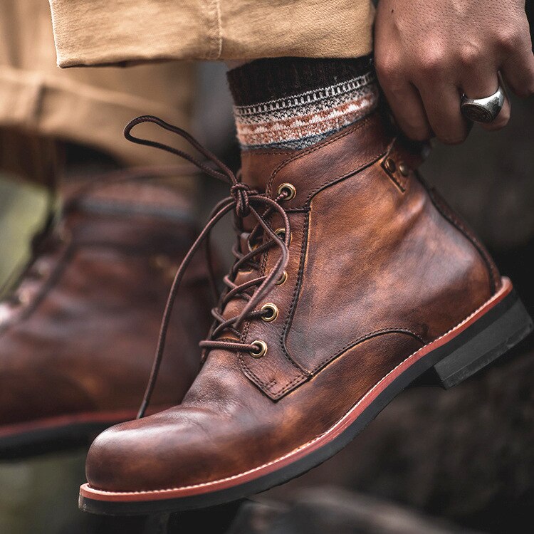 Braune Lederstiefel für Herren, handgefertigt, robust, mit Schnürung und Gummisohle.
