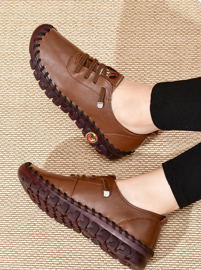 Braune Lederschuhe für Damen, rutschfeste Sohle, bequem, modisch, auf Teppich.