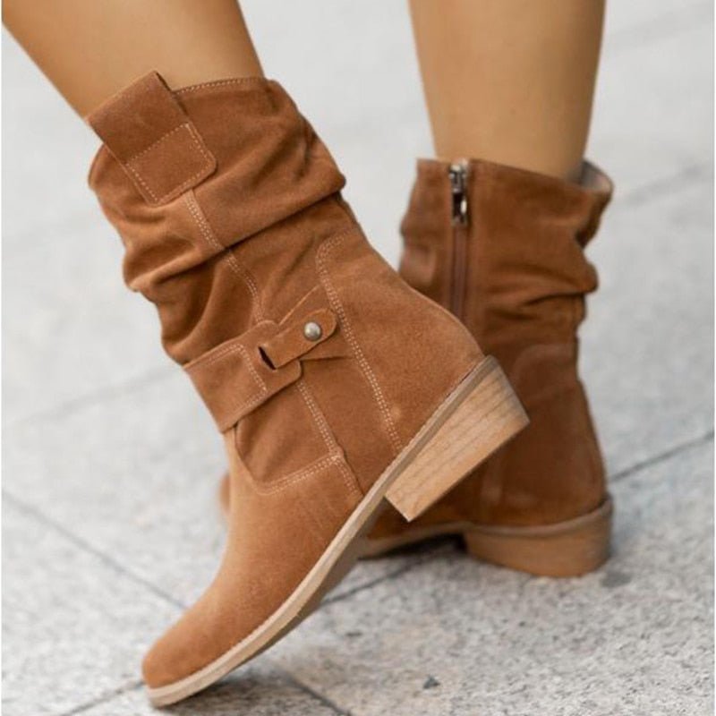 Braune Wildleder-Stiefeletten mit Reißverschluss, niedrigem Absatz, Damenmode, Herbstschuhe.