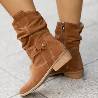 Braune Wildleder-Stiefeletten mit Reißverschluss, niedrigem Absatz, Damenmode, Herbstschuhe.