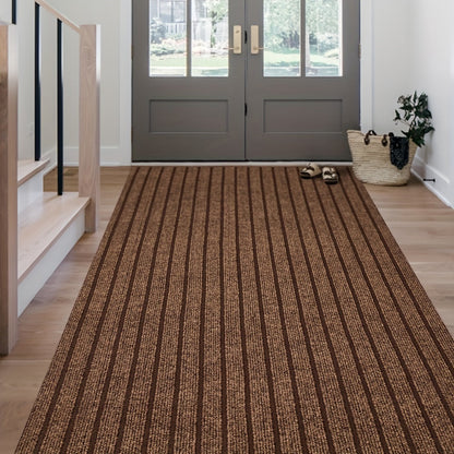 Brauner gestreifter Teppichläufer im Flur, Holzboden, moderne Einrichtung, Eingangstür.