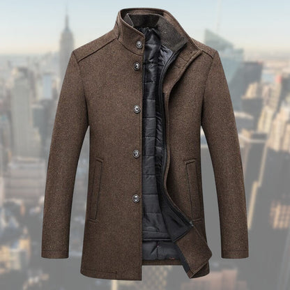 Brauner Herrenmantel aus Wolle, elegant, warm, mit Knopfleiste, ideal für Herbst und Winter.