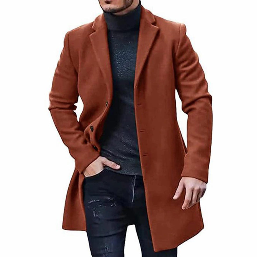 Brauner Herrenmantel, elegantes Design, Wintermode, warm, stilvoll, klassisch, Freizeitkleidung.