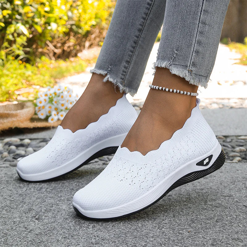 Getragene weiße Strick-Slipper mit gewellter Kante und dicker Sohle, im Freien zu Jeans und Perlen-Fußkettchen 21