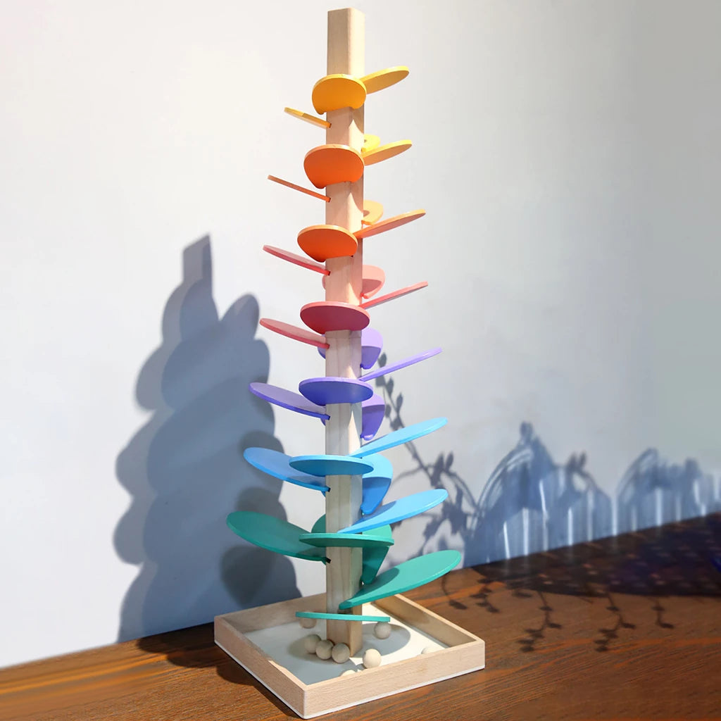 Bunter Holzspielzeug-Baum, Regenbogenfarben, pädagogisch, geometrische Formen, Kinder.