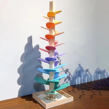 Bunter Holzspielzeug-Baum, Regenbogenfarben, pädagogisch, geometrische Formen, Kinder.