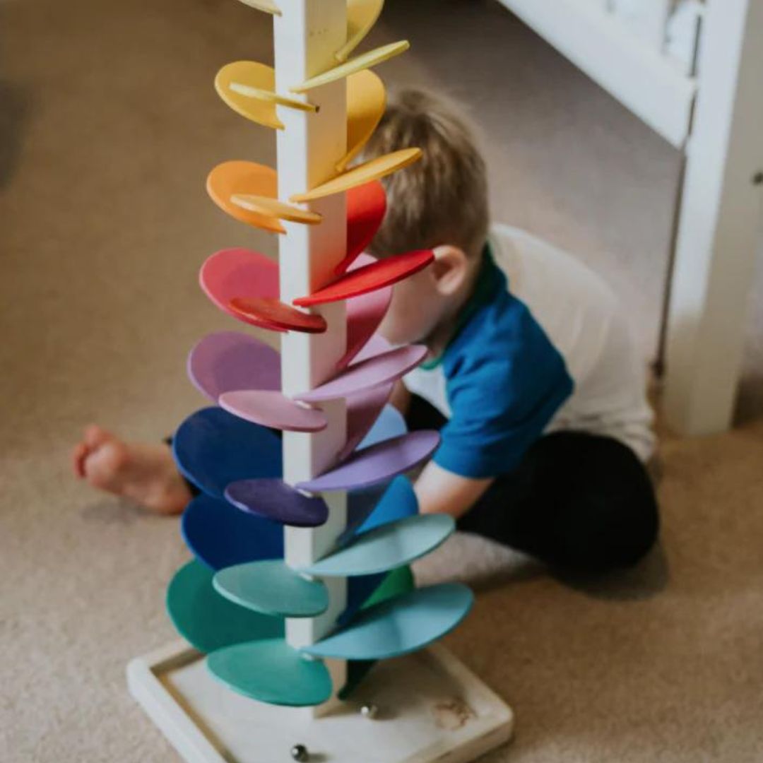 Bunter Murmelbaum aus Holz, Kinderspielzeug, Montessori, Regenbogenfarben, pädagogisch, nachhaltig.