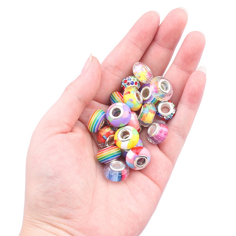 Bunte Glasperlen in Hand, DIY Schmuckzubehör, Regenbogenfarben, Großlochperlen, Basteln.
