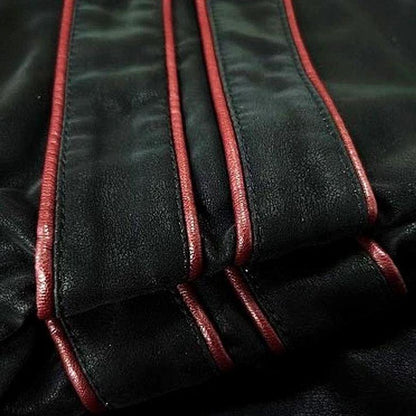 Schwarze Lederjacke mit roten Nähten, stilvolles Design, hochwertige Mode, Detailansicht.