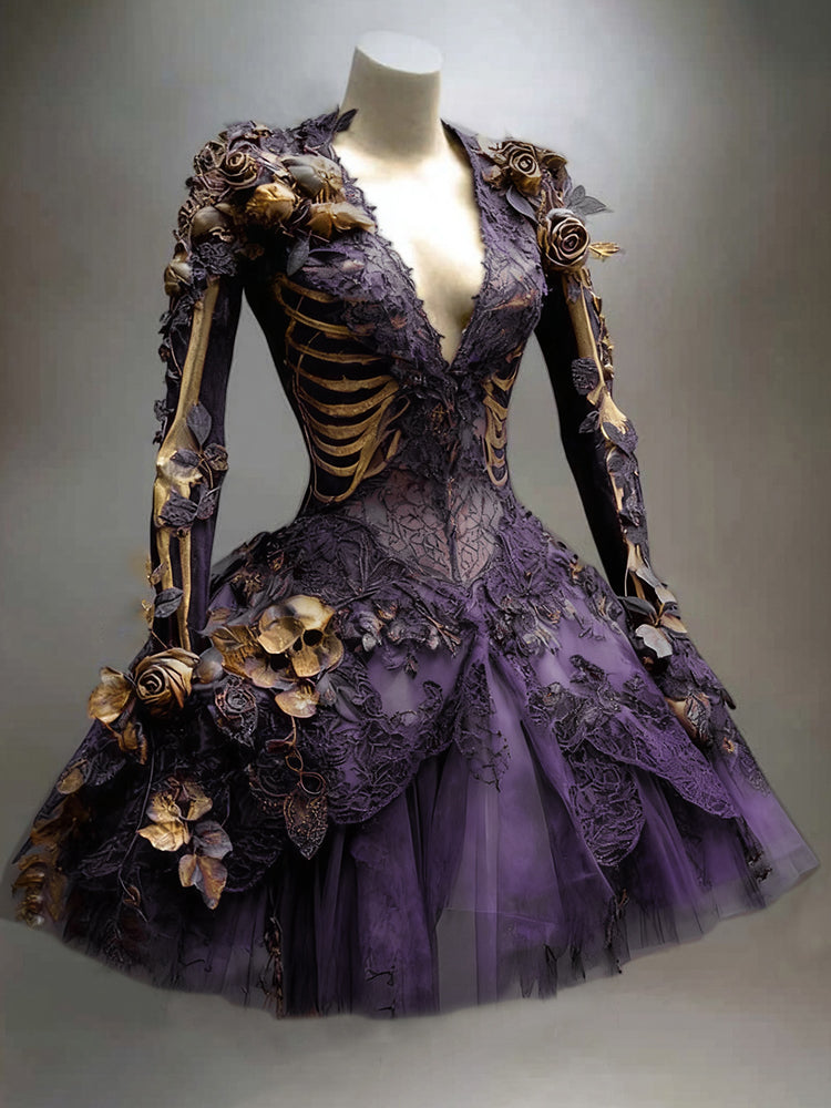 Das Kleid in Violett auf einer Schaufensterpuppe mit Spitze, Tüllrock, goldenen Rosen und einem kleinen goldenen Totenkopf an der Hüfte