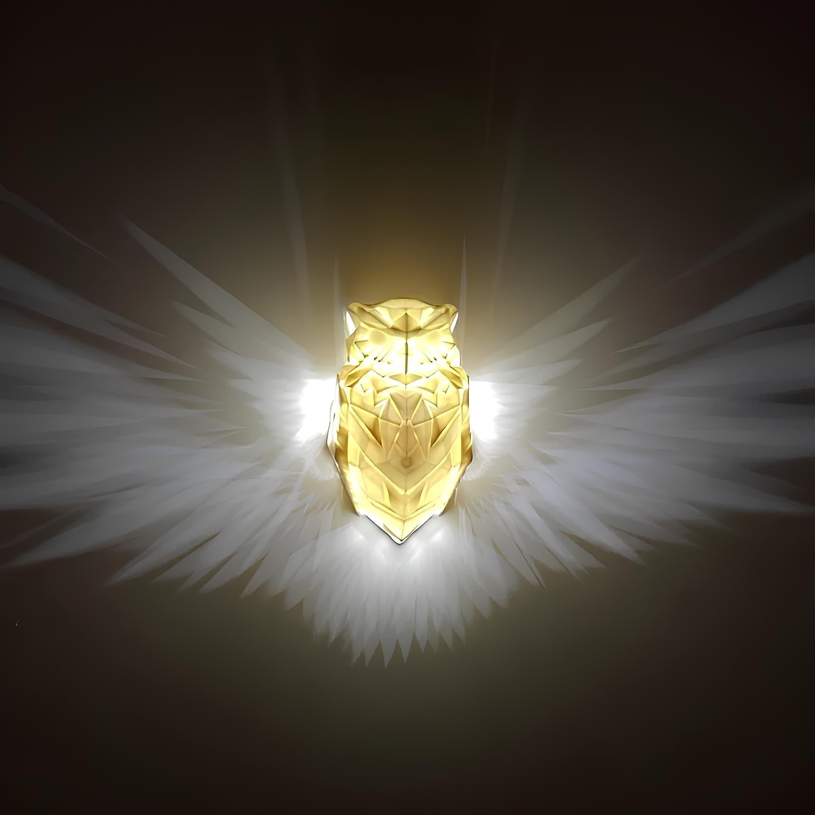 Goldene Eule mit Flügeln, leuchtend, geometrisches Design, mystisch, dekorative Skulptur