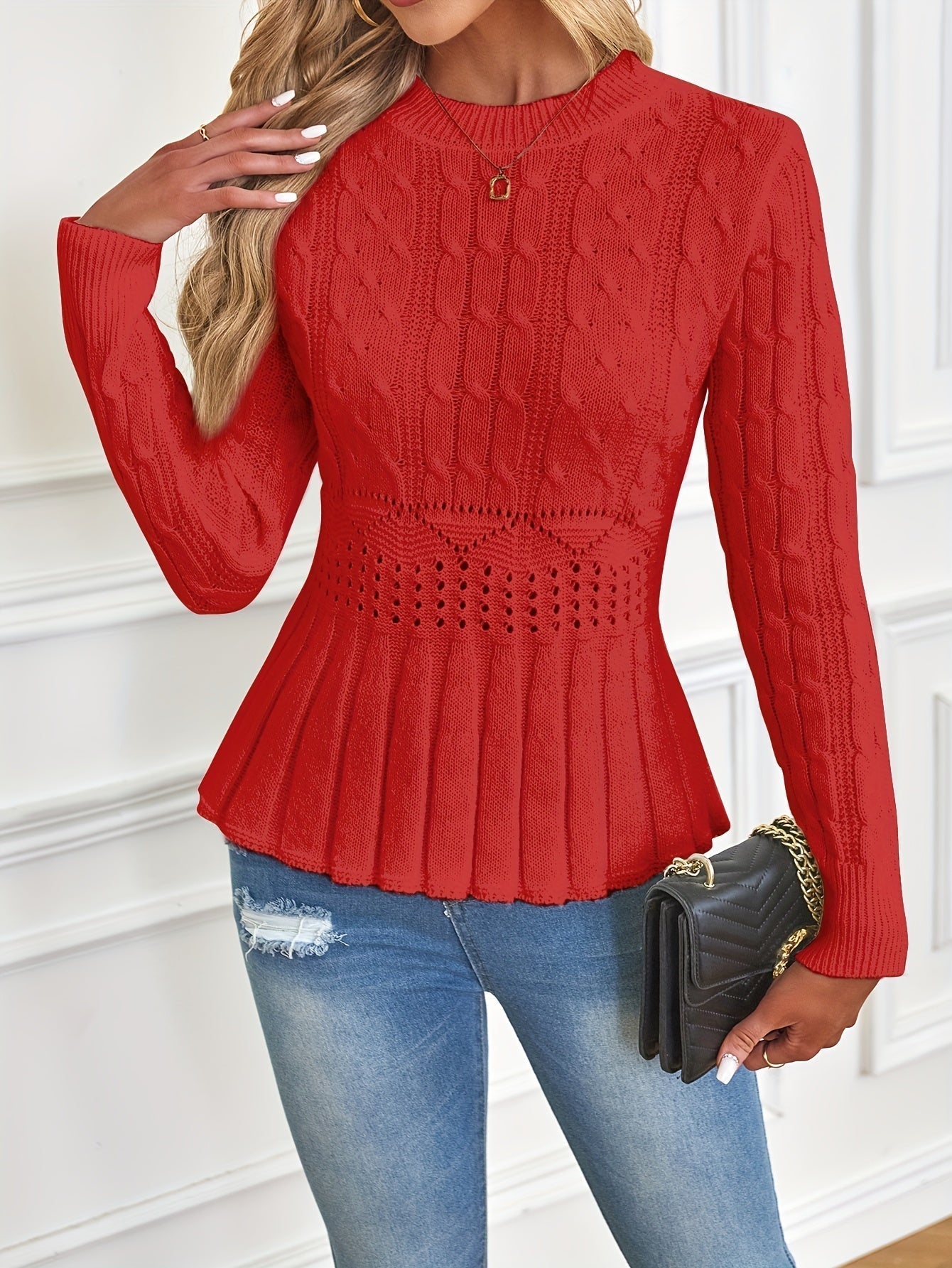 Frau in rotem Strickpullover, Jeans, schwarze Handtasche, modisch, elegant, Herbstmode.