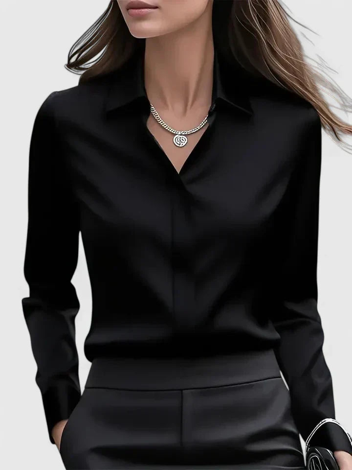 Schwarze Bluse aus Satin mit tiefem Kragenausschnitt und langen Ärmeln, Frontansicht