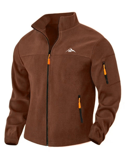 Braune Fleecejacke in Vorderansicht mit Stehkragen, orangefarbenen Reißverschlusszügen, Brusttasche am Ärmel und kleinem 1