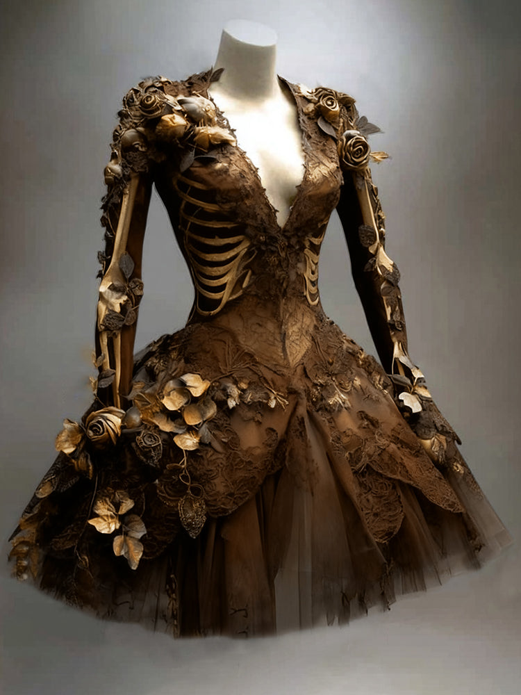 Das Kleid in Braun auf einer Schaufensterpuppe mit goldenen Rosen, Blättern, Spitze und aufgedrucktem Rippenmuster am Oberteil